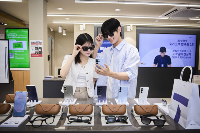 통신 3사가 메타의 AI 글래스 ‘레이밴 메타 글래스(Ray-Ban Meta)’를 출시하고, 22일부터 공식 판매를 시작했다. 사진은 SK텔레콤 모델이 레이밴 메타 글래스를 홍보하는 모습. SK텔레콤 제공.