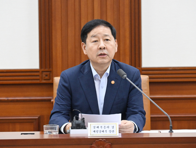 구윤철 부총리 겸 재정경제부 장관이 22일 서울 종로구 정부서울청사에서 열린 '비상경제본부 회의 겸 경제.산업경쟁력강화 관계장관회의'를 주재, 모두발언을 하고 있다.