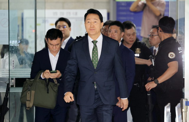 정치 브로커 명태균씨로부터 여론조사 결과를 받아보고 후원자에게 비용을 대납하게 한 혐의로 기소된 오세훈 서울시장이 22일 오후 서울 서초구 서울중앙지법에서 열린 선고 공판을 마친 뒤 법정을 나서고 있다. 서울중앙지법 형사합의22부(조형우 부장판사)는 이날 정치자금법 위반 혐의로 재판에 넘겨진 오 시장에게 벌금 1천만원을 선고했다. 연합뉴스
