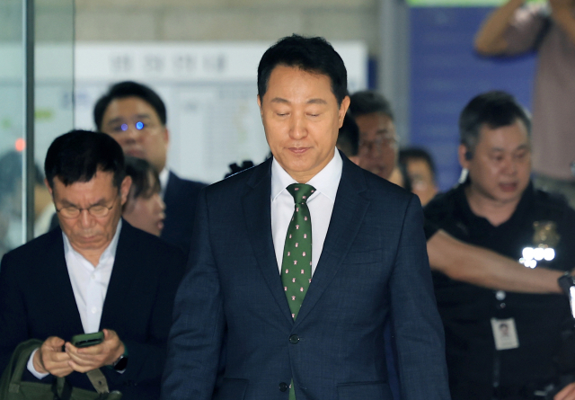 정치 브로커 명태균씨로부터 여론조사 결과를 받아보고 후원자에게 비용을 대납하게 한 혐의로 기소된 오세훈 서울시장이 22일 오후 서울 서초구 서울중앙지법에서 열린 선고 공판을 마친 뒤 법정을 나서고 있다. 서울중앙지법 형사합의22부는 이날 정치자금법 위반 혐의로 재판에 넘겨진 오 시장에게 벌금 1000만 원을 선고했다. 연합뉴스