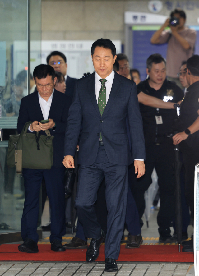 정치 브로커 명태균씨로부터 여론조사 결과를 받아보고 후원자에게 비용을 대납하게 한 혐의로 기소된 오세훈 서울시장이 22일 오후 서울 서초구 서울중앙지법에서 열린 선고 공판을 마친 뒤 법정을 나서고 있다．서울중앙지법 형사합의22부는 이날 정치자금법 위반 혐의로 재판에 넘겨진 오 시장에게 벌금 1000만 원을 선고했다. 연합뉴스