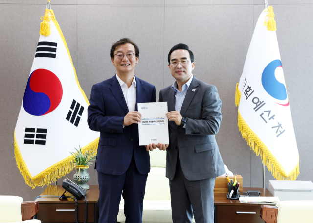전재수(왼쪽) 부산시장과 박홍근 기획예산처 장관이 22일 정부세종청사 기획예산처에서 만나 간담회를 가졌다. 기획예산처 제공