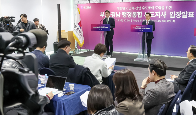 박형준 전 부산시장과 박완수 경남도지사가 지난 1월 28일 경남 창원 진해구 부산신항 내 동원글로벌터미널 홍보관에서 부산·경남 행정통합 공동 입장문을 발표하고 있다. 김종진 기자 kjj1761@