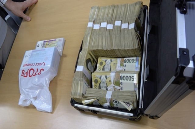 체납자 캐리어에 숨겨져 있는 현금다발과 수표다발. 국세청 제공