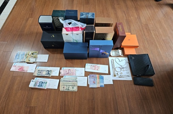 체납자가 가지고 있던 고급양주와 외화. 국세청 제공