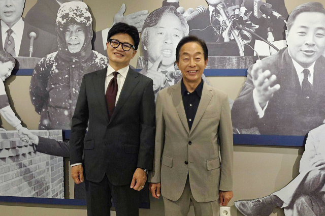 무소속 한동훈 의원이 22일 서울 동작구 김영삼대통령기념재단(김영삼재단)을 방문, 김 전 대통령 차남인 김현철 김영삼재단 이사장과 기념 촬영하고 있다. 연합뉴스