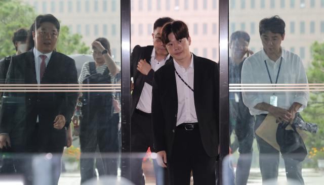 투표용지 부족 사태 진상 규명을 위한 검경 합동수사본부 관계자들이 23일 경기 과천 중앙선거관리위원회에 압수수색을 위해 들어오고 있다. 합수본은 앞서 투표지 부족 사태 수사 과정에서 선관위 실무자급 직원들이 투표자 수 오입력 실수를 은폐하기 위해 전산상 통계 수치를 임의로 수정한 정황을 포착한 것으로 알려졌다. 연합뉴스