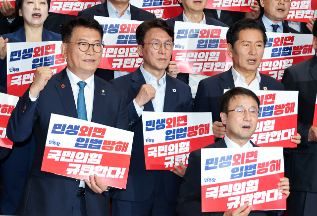 더불어민주당 한병도 대표 직무대행 겸 원내대표(앞)와 송영길(왼쪽부터), 김민석, 정청래 등 당권 주자들이 23일 국회 본회의에 앞서 로텐더홀 계단에서 열린 '민생방해 입법방해 국민의힘 규탄대회'에서 구호를 외치고 있다. 연합뉴스