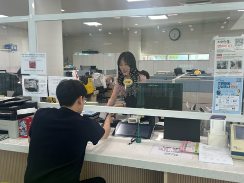 연제구 연산3동, 제헌절 맞이 전입·출생신고 세대 태극기 기념품 배부