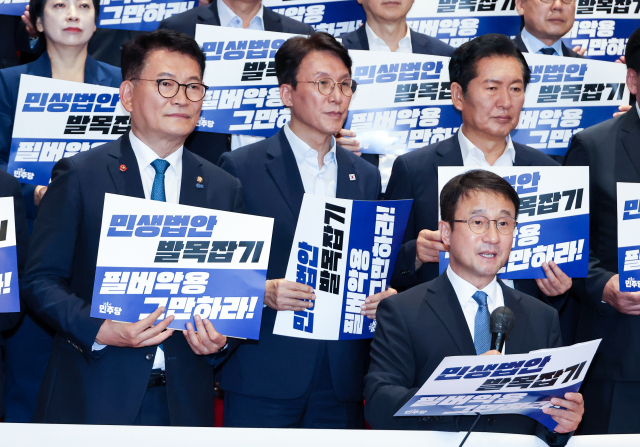 더불어민주당 한병도 대표 직무대행 겸 원내대표(앞)가 23일 국회 본회의에 앞서 로텐더홀 계단에서 열린 '민생방해 입법방해 국민의힘 규탄대회'에서 발언하고 있다. 송영길(왼쪽부터), 김민석, 정청래 등 당권 주자들이 나란히 자리하고 있다. 연합뉴스