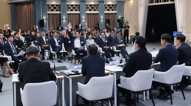 23일 이재명 대통령 주재로 서울 여의도 KBS 별관에서 열린 부동산정책 국민 대토론회에서 참석자들이 발언을 하기 위해 손을 들고 있다. 연합뉴스