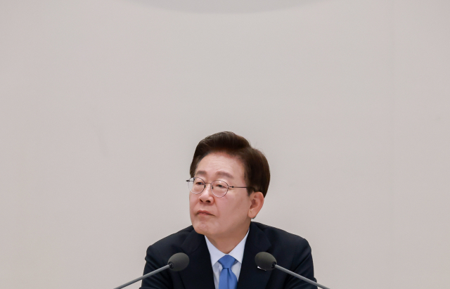 이재명 대통령이 지난 22일 청와대에서 열린 지역·필수·공공의료 간담회에서 참석자 발언을 듣고 있다. 연합뉴스