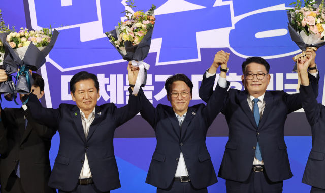 더불어민주당 당 대표 본경선에 진출한 정청래(왼쪽부터), 김민석, 송영길 후보가 23일 국회 의원회관에서 당 대표·최고위원 예비경선 결과 발표 뒤 단상에 올라 기념촬영을 하고 있다. 연합뉴스
