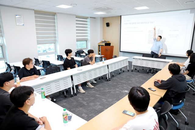 23일 한국에너지공단 울산 본사에서 학생들이 ‘여름방학 학교 밖 에너지 교육’ 프로그램에 참여하고 있다. 에너지공단 제공