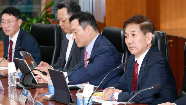 오는 8월 중 시행 예정이던 단일종목 레버리지 기본예탁금 강화 조치 시행이 이달 31일로 앞당겨진다. 사진은 지난 14일 금융투자협회와 10개 주요 증권사 대표들이 단일종목 레버리지 ETF의 시장 상황과 투자자 보호 방안에 대해 논의하는 모습. 연합뉴스