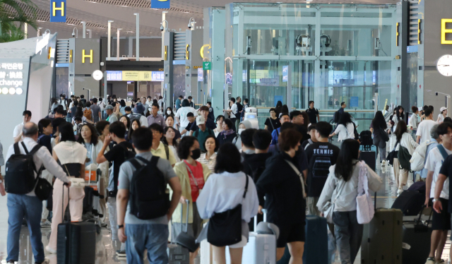 지난 22일 본격적인 휴가철을 맞아 인천국제공항 출국장이 인파로 붐비고 있다. 연합뉴스