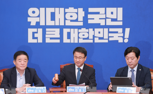 더불어민주당 한병도 대표 직무대행 겸 원내대표가 24일 국회에서 열린 최고위원회의에 참석해 속개를 선언하고 있다. 연합뉴스