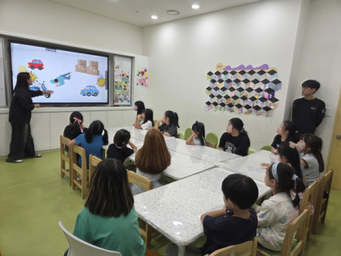 동의과학대 응급구조과 심쿵 동아리 학생들이 초등학생을 대상으로 기본소생술의 이론 및 술기를 진행하고 있는 모습. 동의과학대 제공