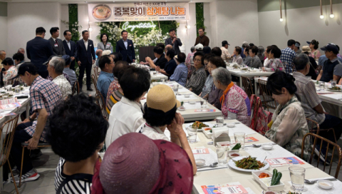 삼계탕 나눔 행사에서 국민연금공단 서동현 부산지역본부장이 인사하고 있다. 국민연금공단 제공