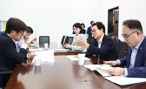 24일 유의동(왼쪽) 국회 국토교통위원장과 박완수(오른쪽에서 두 번째) 경남도지사가 논의하고 있다. 경남도 제공