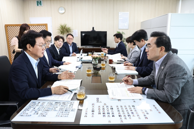 24일 서울에서 박완수(왼쪽) 경남지사와 박홍근(오른쪽) 기획예산처 장관이 면담하고 있다. 경남도 제공