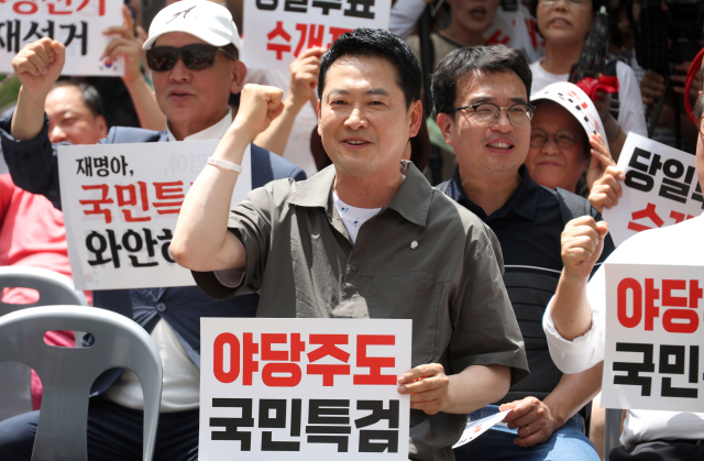 국민의힘 장동혁 대표가 25일 오후 경남 김해시 내동 거북공원에서 열린 6·3 참정권 침해 규탄 김해시민 집회에서 구호를 외치고 있다. 연합뉴스