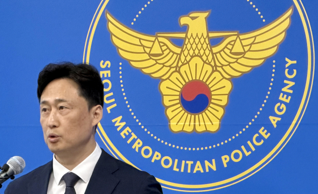 강선봉 서울경찰청 마약범죄수사대 마약범죄수사1계장이 지난 24일 마포구 서울경찰청 광역수사단에서 의료용 마약을 불법 투약한 의사들과 투약자 등 총 14명을 마약류 관리에 관한 법률 위반 등 혐의로 검거한 것과 관련해 브리핑하고 있다. 연합뉴스