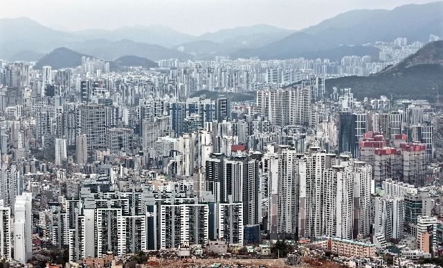 부산 부산진구와 연제구 일대 도심. 정종회 기자 jjh@ 2026.04.01 부산일보DB