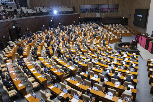 국민의힘 윤상현 의원이 20일 국회에서 열린 7월 임시국회 제1차 본회의에서 윤석열·김건희에 의한 내란·외환 및 국정농단 행위의 진상규명을 위한 특별검사 임명 등에 관한 법률 일부개정법률안에 대해 필리버스터(무제한 토론을 통한 합법적인 의사진행 방해)를 시작하자, 더불어민주당 의원들이 본회의장을 떠나고 있다. 연합뉴스