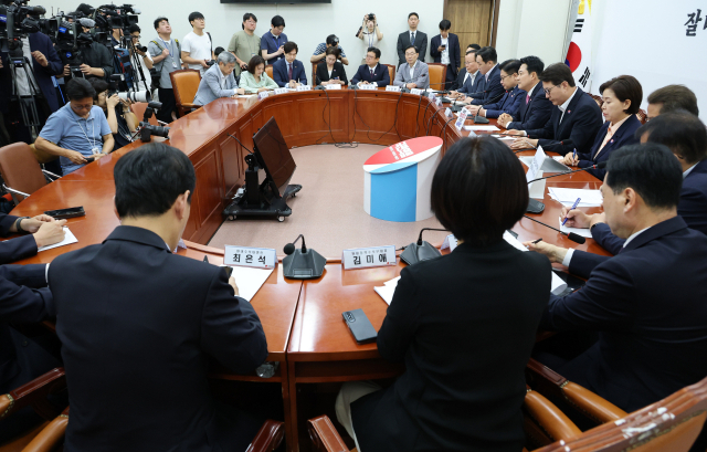 국민의힘 장동혁 대표가 27일 국회에서 열린 최고위원회의에서 발언하고 있다. 연합뉴스