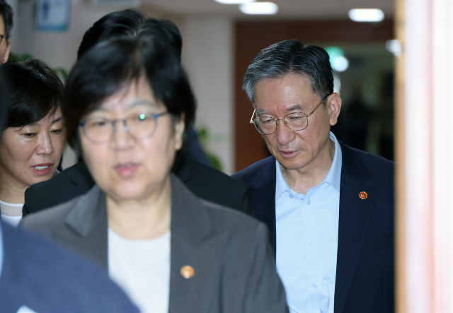 28일 서울 종로구 정부서울청사에서 열린 국무회의에 각 부처 장관들이 입장하고 있다. 연합뉴스