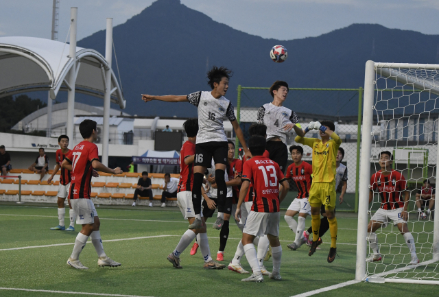 경기평택진위FC와 경남 마산공고가 지난 28일 고성스포츠파크 2구장에서 열린 청룡기 고교 축구대회 준결승전에서 경합을 벌이고 있다. 부산시축구협회 제공