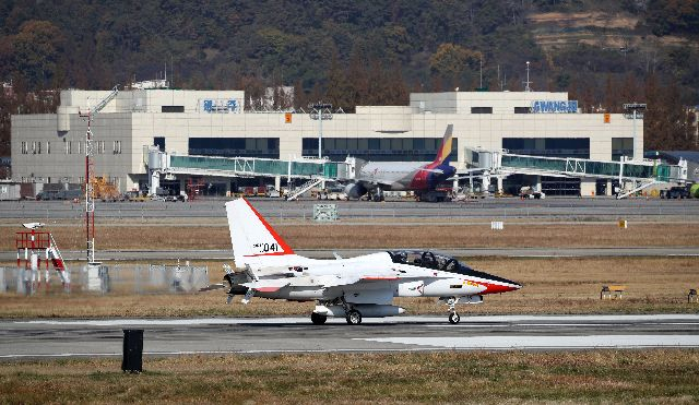광주공항 활주로에 착륙하고 있는 공군제1전투비행단 T-50. 광주 군공항의 이전은 광주지역의 숙원이었다. 부산일보DB