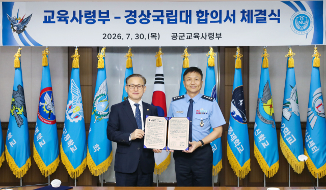 경상국립대학교 권진회 총장(왼쪽)과 공군교육사령부 권영민 사령관이 지난 30일 사령부 대회의실에서 상호교류 및 협력체계 구축을 위한 합의서를 체결하고 기념사진을 촬영하고 있다. 공군교육사령부 제공