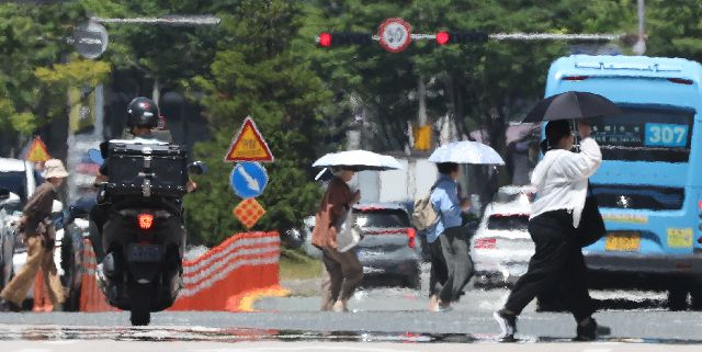 연일 폭염이 이어진 지난달 30일 부산 해운대구 센텀중앙로의 뜨겁게 달궈진 도로 위로 아지랑이가 피어올라 무더위를 실감하게 하고 있다.연합뉴스