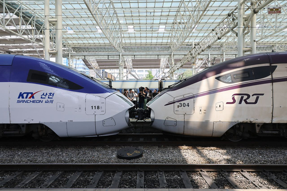 지난 5월 15일 서울역 승강장에 ‘시범 중련운행’ 출발을 앞둔 KTX 산천-SRT가 정차해 있는 모습. 연합뉴스