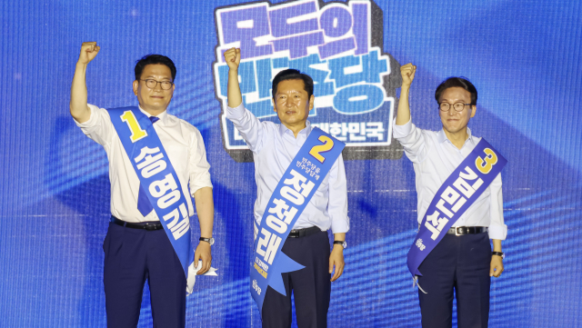 송영길, 정청래, 김민석 더불어민주당 당대표 후보가 2일 오후 부산 해운대구 백스코 컨벤션홀에서 열린 더불어민주당 당대표·최고위원 후보자 순회경선 합동연설회에서 기념촬영을 하고 있다. 김종진 기자 kjj1761@