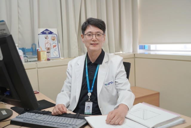 양산부산대병원 전종근 소아청소년과 과장은 “소아청소년 1형 당뇨병에 대한 낙인을 줄여야 한다”며 “1형 당뇨병은 생활습관만으로 생기는 병이 아니며, 아이나 부모의 잘못도 아니다”고 강조했다. 전 과장은 “아이와 가족이 지치지 않도록 심리적·사회적 지원이 함께 동반되어야 한다”고 말했다. 양산부산대병원 제공