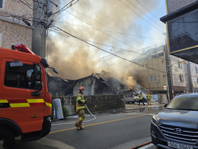 3일 오전 화재가 발생한 울산 남구 삼산동 페인트 공장 건물이 뼈대만 남긴 채 완전히 무너져 내려 있다. 짙은 연기가 인근 원룸촌 일대를 뒤덮은 가운데, 출동한 소방대원들이 화재 진압에 집중하고 있다. 오상민 기자