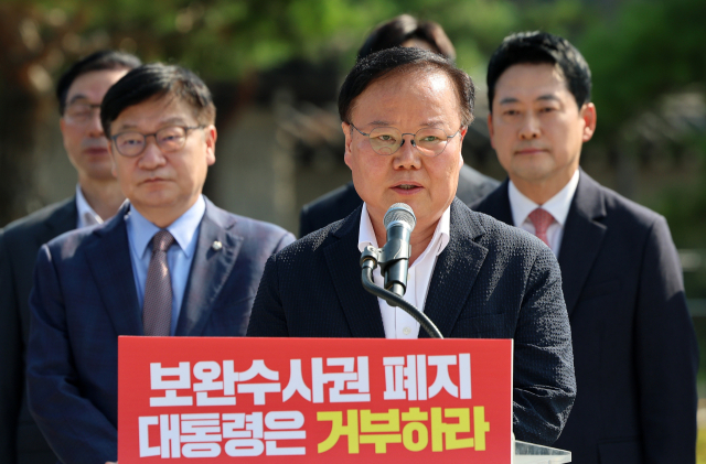 국민의힘 김재원 최고위원이 3일 청와대 사랑채 앞에서 열린 현장 최고위원회의에서 형사소송법 개정안에 대한 이 대통령의 재의요구권 행사를 촉구하고 있다. 연합뉴스