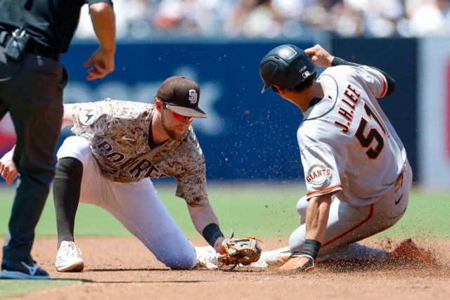 이정후가 3일 MLB 샌디에이고 파드리스와의 경기에서 시즌 7번째 도로에 성공하고 있다.이메인이미지·연합뉴스