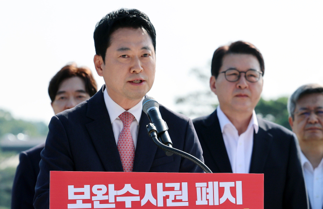 국민의힘 장동혁 대표가 3일 청와대 사랑채 앞에서 열린 현장 최고위원회의에서 형사소송법 개정안에 대한 이 대통령의 재의요구권 행사를 촉구하고 있다. 연합뉴스