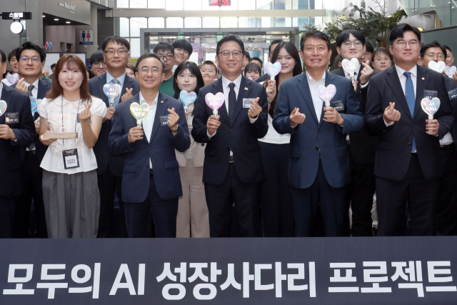 배경훈 부총리 겸 과학기술정보통신부 장관이 3일 오전 전남광주 광산구 국립광주과학관에서 열린 ‘모두의 AI 성장사다리 프로젝트 출범식’에 참석해 기념 촬영을 하고 있다. 연합뉴스