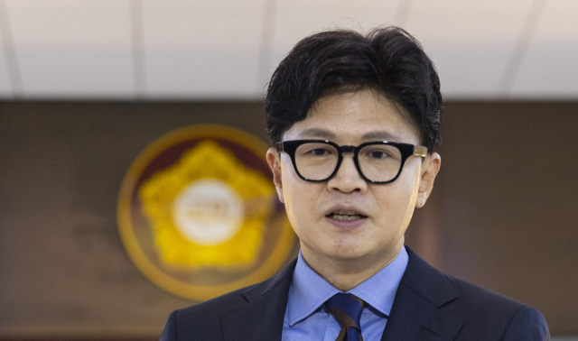 검찰 보완수사권 완전폐지 법안(형사소송법 개정안)이 여당 주도로 국회 본회의를 통과한 30일 오후, 무소속 한동훈 의원이 국회에서 형소법 개정안 통과 관련 입장을 밝히고 있다. 연합뉴스
