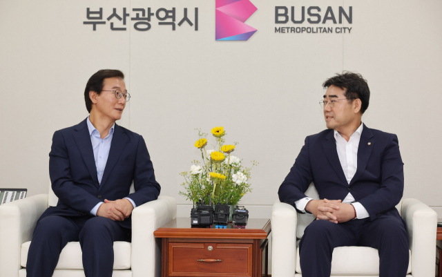 전재수(왼쪽) 부산시장과 이성권 국민의힘 부산시당위원장이 3일 오후 부산시청에서 첫 상견례를 갖고 이야기를 나누고 있다. 정종회 기자 jjh@