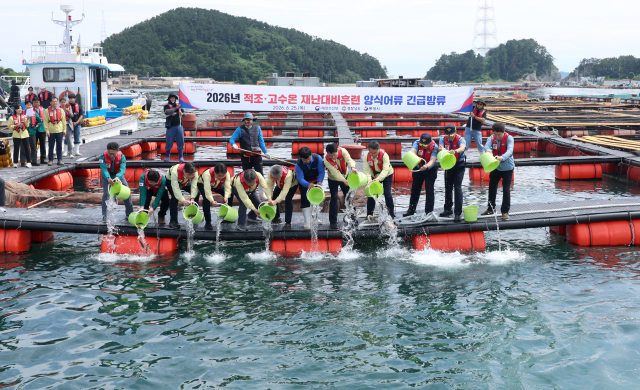 황종우 해양수산부(오른쪽에서 다섯 번째) 장관이 지난 6월 25일 경남 통영시 해상에서 열린 '2026년 적조·고수온 재난대비훈련'에서 양식어류를 방류하고 있다.연합뉴스