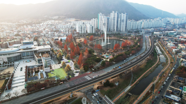 경남 김해시가 문화의전당과 연지공원 사이 왕복 4차선 도로를 덮고 대형 문화광장을 조성한다. 사진은 조감도. 김해시 제공