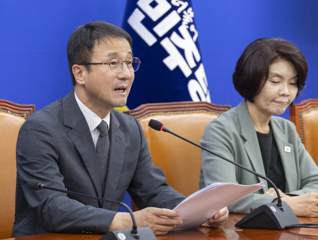더불어민주당 한병도 당 대표 직무대행 겸 원내대표가 4일 국회에서 열린 원내대책회의에서 발언하고 있다. 연합뉴스
