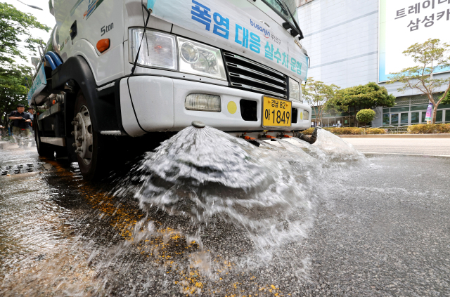 기록적인 '극한' 폭염의 기세가 연일 계속되고 있다. 4일 오후 부산 부산진구의 한 도로에서 살수차가 달궈진 도로의 온도를 낮추기 위해 물을 뿌리며 지나가고 있다. 정종회 기자 jjh@