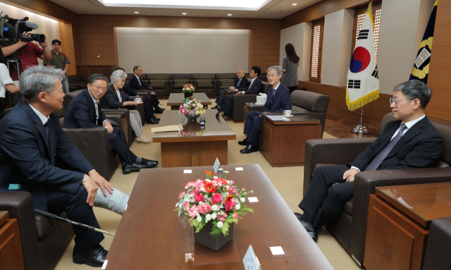 4일 서울 서초구 대법원에서 열린 대법관 후보추천위원회에서 조희대 대법원장, 정성호 법무부 장관 등 참석자들이 대화를 나누고 있다. 연합뉴스